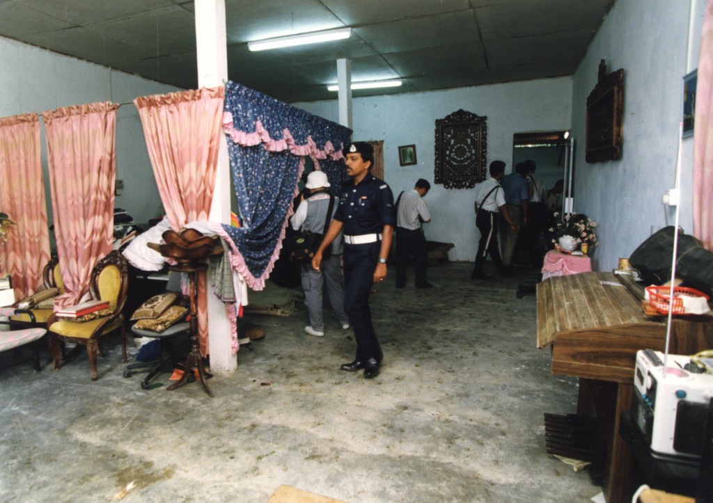 Police personnel and reporters going through the uncompleted house at Kampung Peruas, Ulu Dong, where the remains of Mazlan were found. Scanned Pix : Staric Pix By : TONG BAO PIX Reporter : Esther Ng Date : 11.11.1993