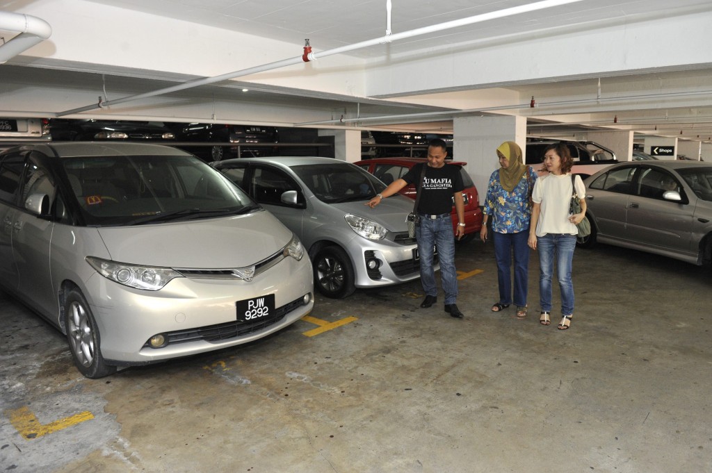 Brief caption: A 41 years old handphone shop employee at Bukit Jambul complex who was slashed and robed in the complex parking bay. Pix by Gary Chen/The Star/2 April 2016.