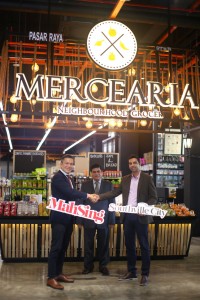 Ong and Shaffiq shake hands, sealing the deal between Mah Sing and Mercearia as witnessed by Mercearia chairman Tan Sri Mohamed Haniffa Abdullah looks on.