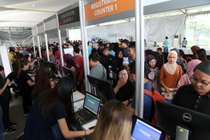 Potential buyers throng to the registration counters of Tower A2 of SkyAwani 4 Residence