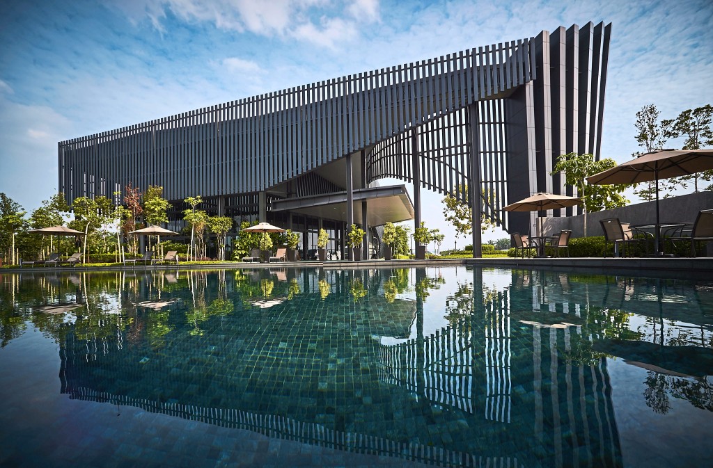 State-of-the-art clubhouse provide choice facilities for the discerning crowd.