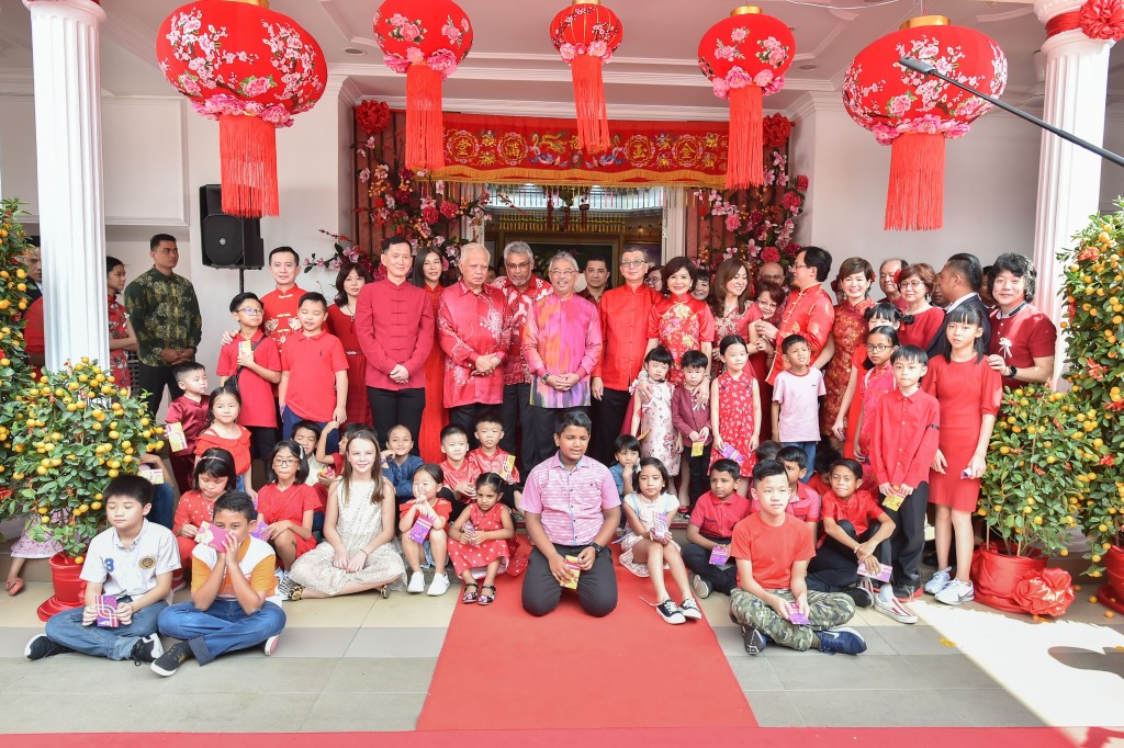 The King posing for a photo with local dignitaries, members of the LBS family and children at the event.