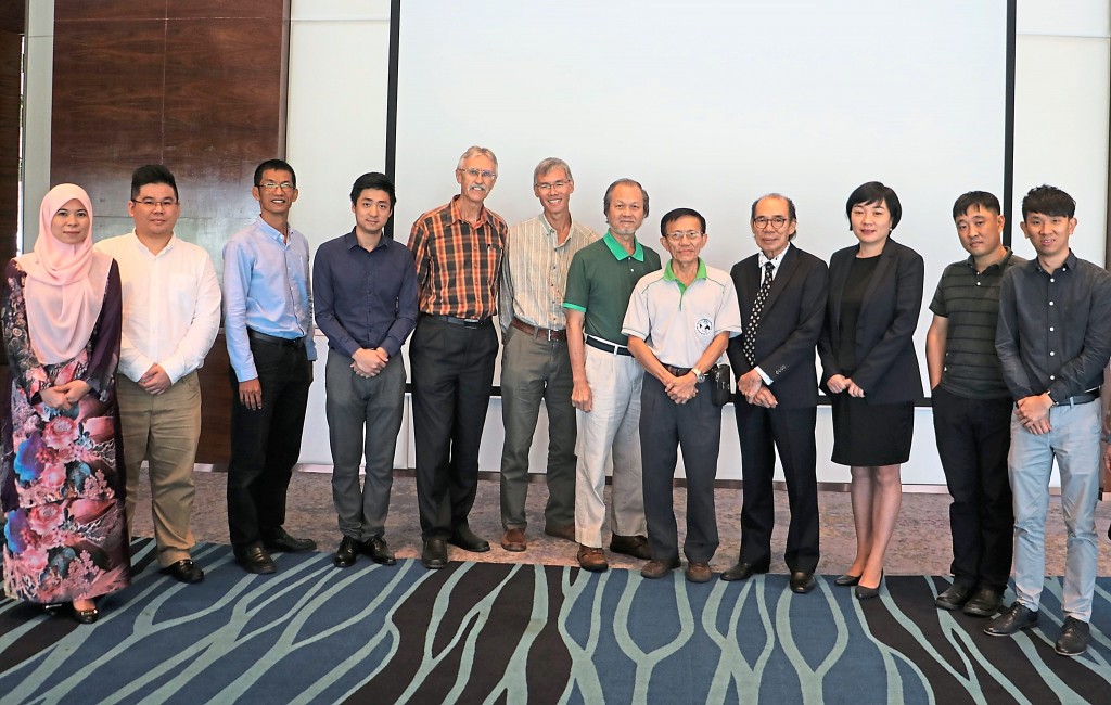 Representatives from Malaysian Nature Society together with Forest City seal the deal on nature protection by signing a memorandum of understanding.