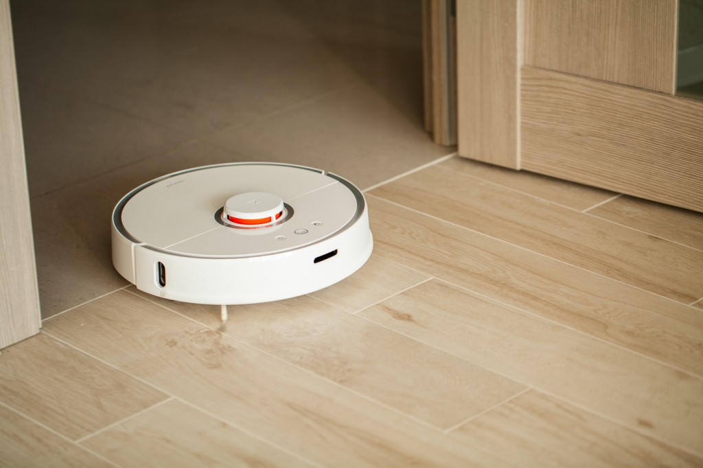If you’ve got little ones crawling around and can’t spare the time to mop frequently, then robot mops are here to help you. 
