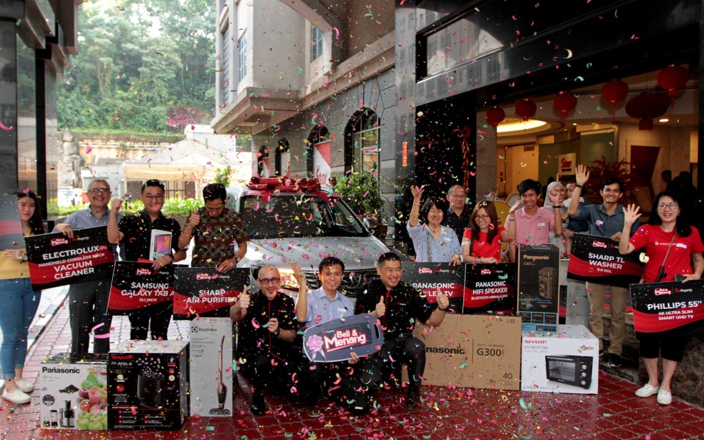 Winners posed alongside their prizes at Menara Star on Feb 7, 2020.