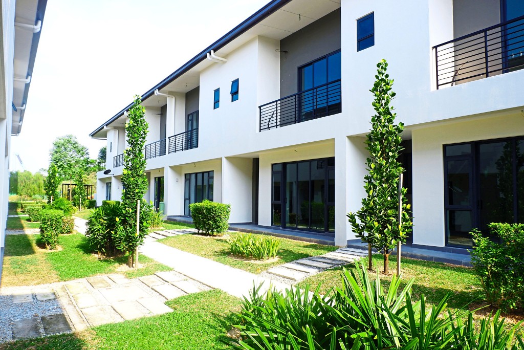 Alleyways are transformed into spacious linear parks, providing ample space to relax and facilitate interactions between neighbours.