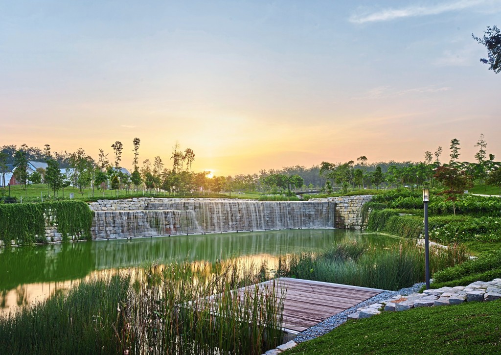 Gamuda Gardens’ 50-acre Central Park, replete with majestic waterfalls and lush greenery, forms the heart of the community.