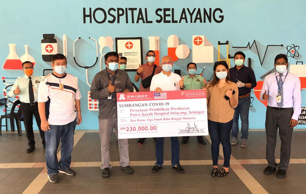 Lee (centre, front) presenting a RM230,000 mock cheque to the Selayang Hospital management and medical team.