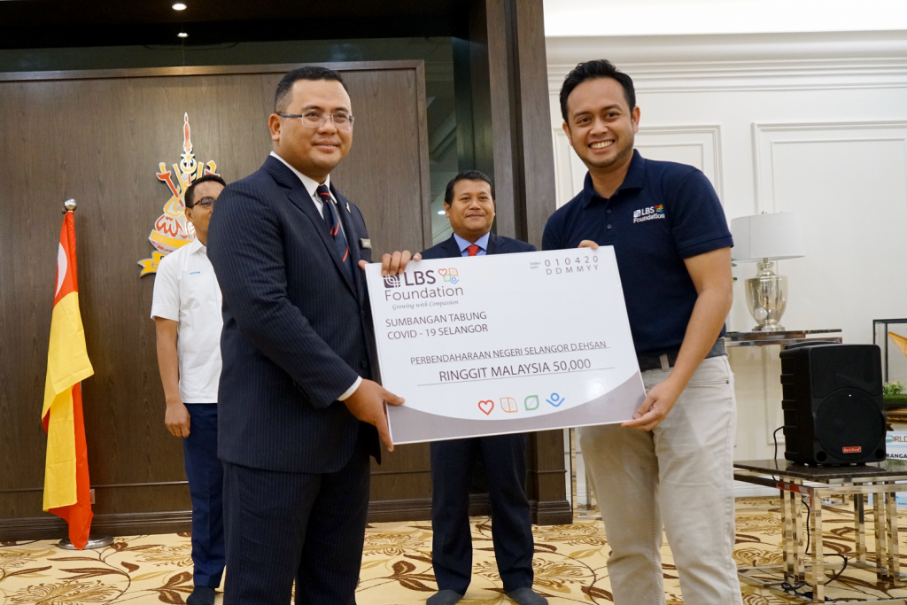 LBS Foundation general manager Amal Abdul Aziz (left), presenting a mock cheque of RM50,000 to Selangor Chief Minister Datuk Seri Amirudin Shari.
