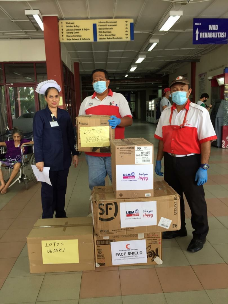 On behalf of UEM Sunrise, the Malaysia Red Crescent Society of Johor handing over the personal protective equipment (PPE) and facemasks to the medical personnel of Hospital Sultanah Aminah.