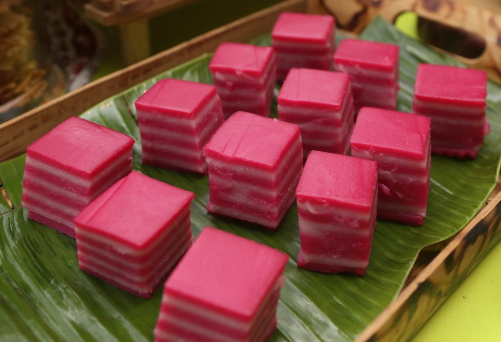Add more drops of colouring to the final layer to make the kuih lapis stand out.