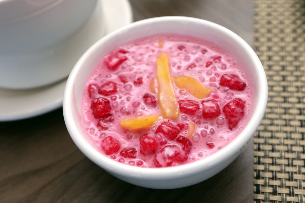 The sago in the image uses jackfruit and rose syrup instead of gula melaka.