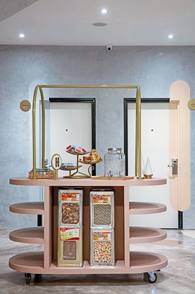 Subtle touches such as a snack bar filled with nostalgic snacks Malaysians grew up with lend to the look. (Image by The Makeover Guys.)