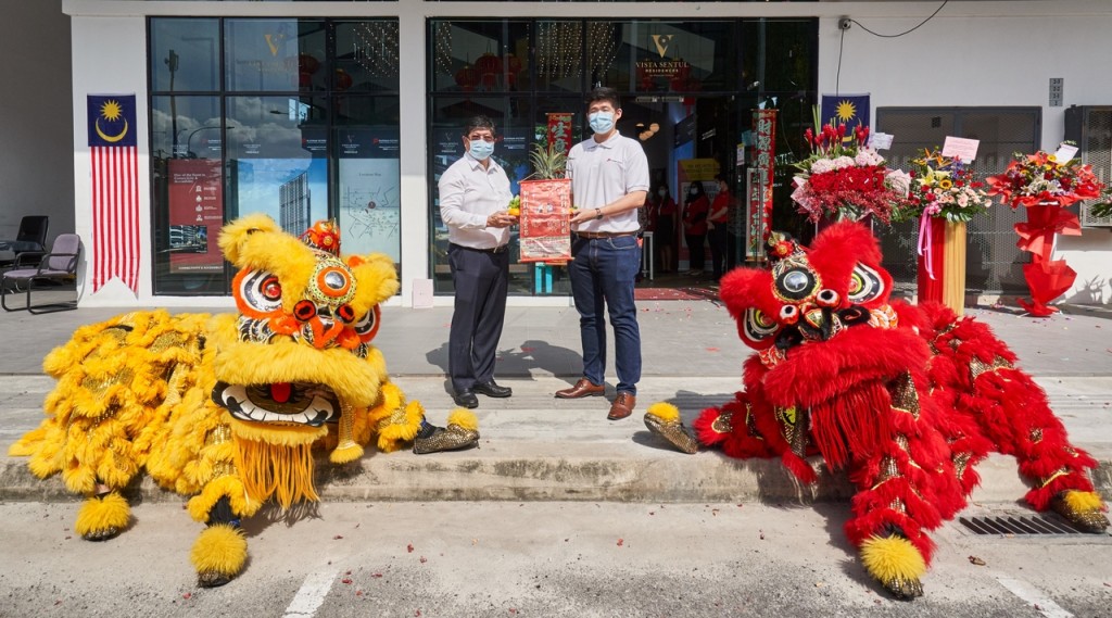 (from right) Gan and TCS Group Holdings Bhd managing director Datuk Tee Chai Seng at the officiating event.