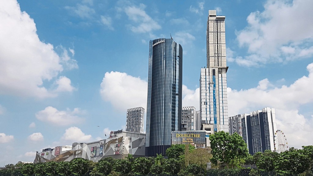 The phase that fronts Federal Highway sits the completed shopping mall, corporate tower and Double Tree by Hilton. While the mall and offices are already in operation, the hotel will open its doors next year. 