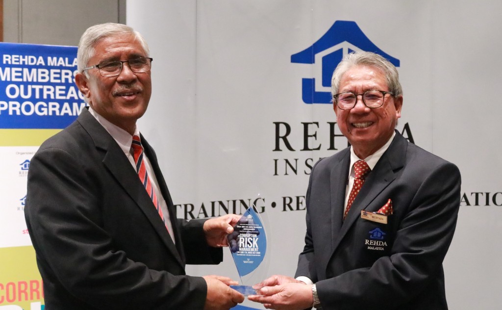 Real Estate and Housing Developers Association (Rehda) national treasurer Datuk Muztaza Mohamad (right) presenting a souvenir to Abu Kassim.