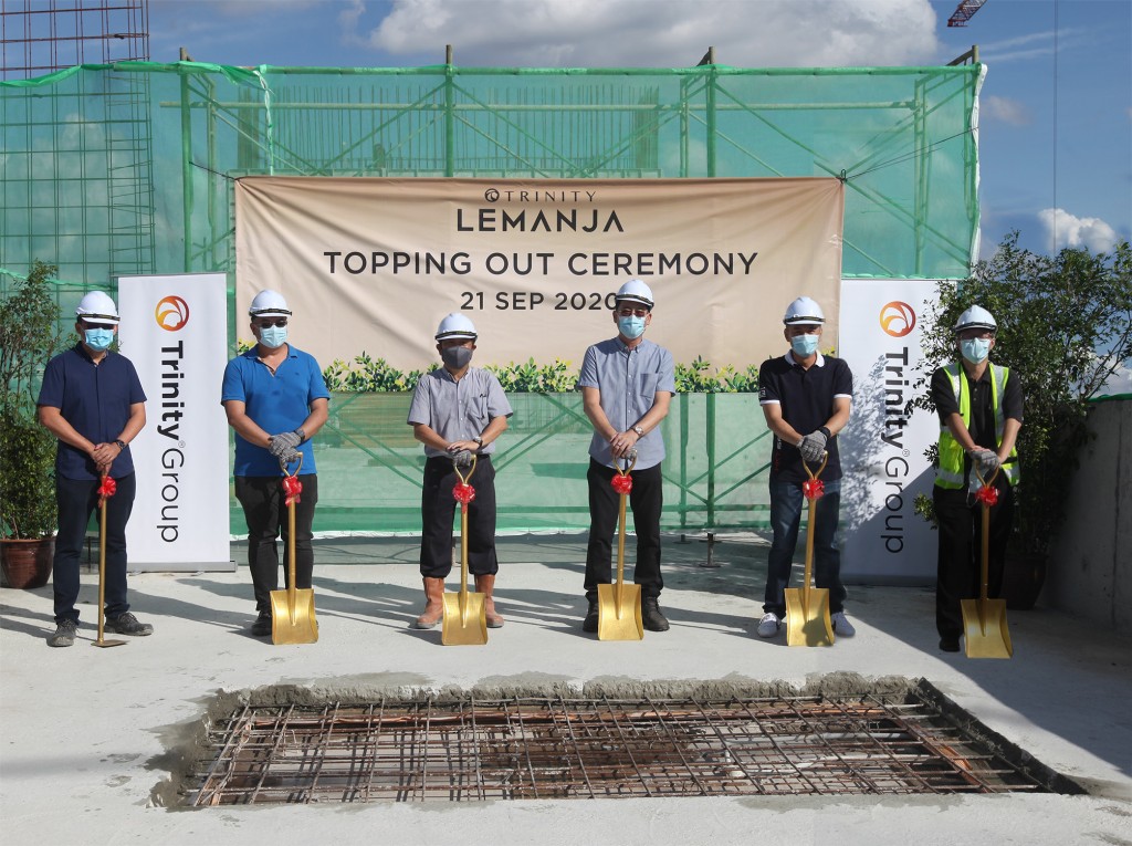Neoh (third from right) at the Topping Out Ceremony on Sept 21.