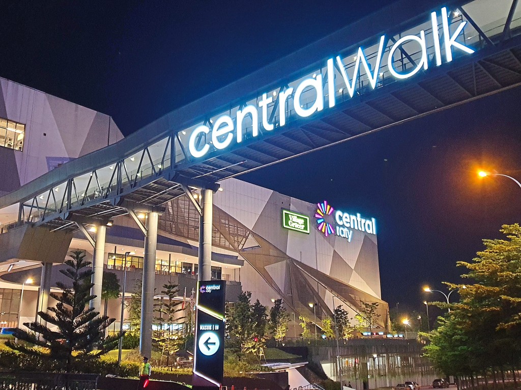 The elevated interconnecting bridges and linked walkways in i-City SGT provide easy and safe access to the residences, offices, hotel and shopping venues.