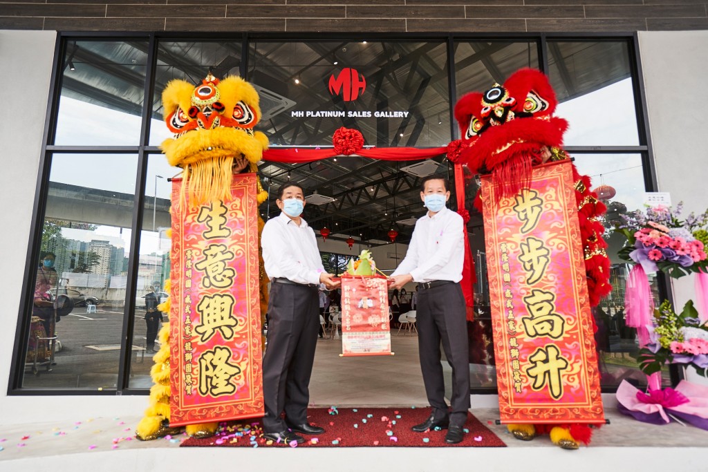 Platinum Victory managing director Tan Sri Gan Yu Chai (left) and MH group managing director Datuk Koh Chui Ming at the official opening of the sales gallery.