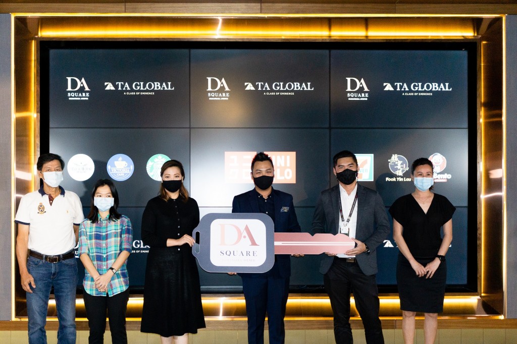 TA Global general manager Lee Yen Foong (3rd from right) officially handed over the stores to representatives of Uniqlo, Starbucks, 7-Eleven, Fook Yin Lau, Mr Bento and Victoria 25 Café during a handover ceremony.