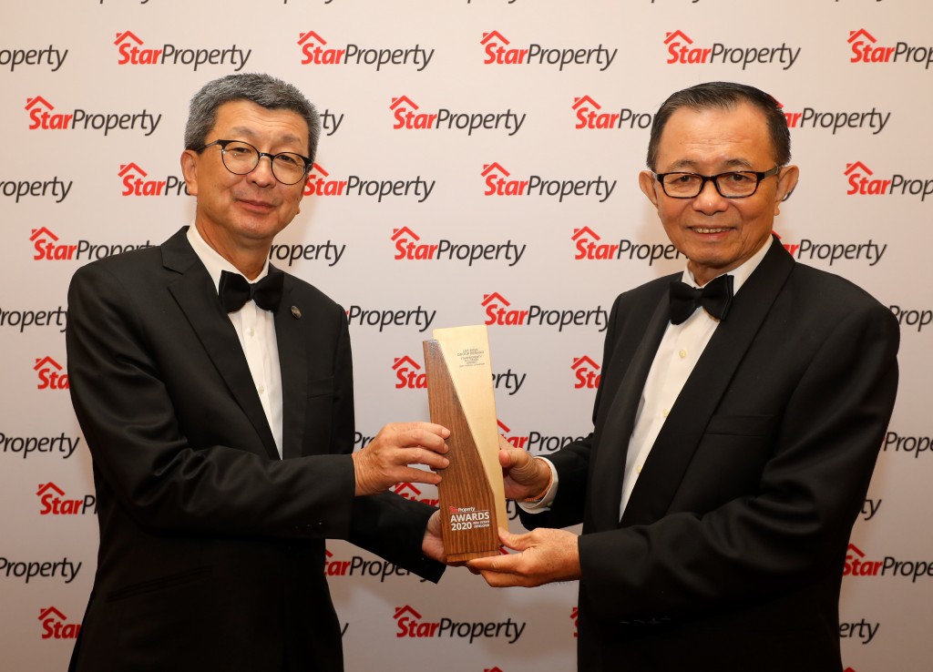 (Left) Lim receiving the All-Stars Award – Best Overall Champion from Star Media Group Bhd  Chairman Datuk Fu Ah Kiow.