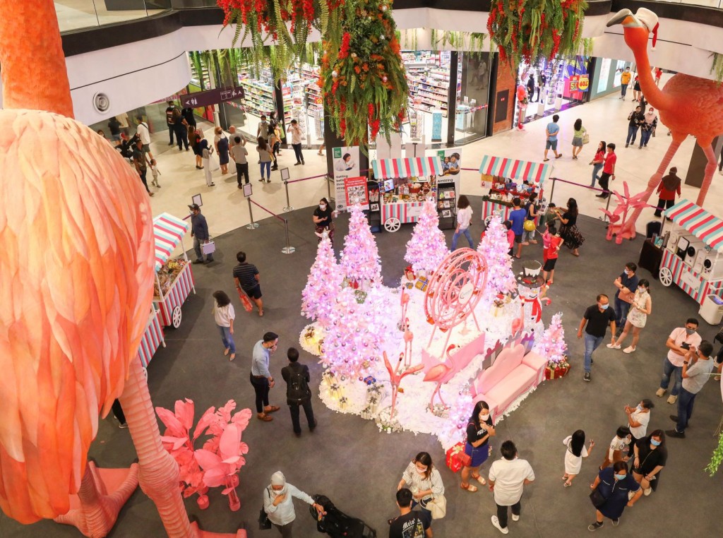 The mall’s opening drew strong crowds, highlighting the continuing potential of retail spaces.