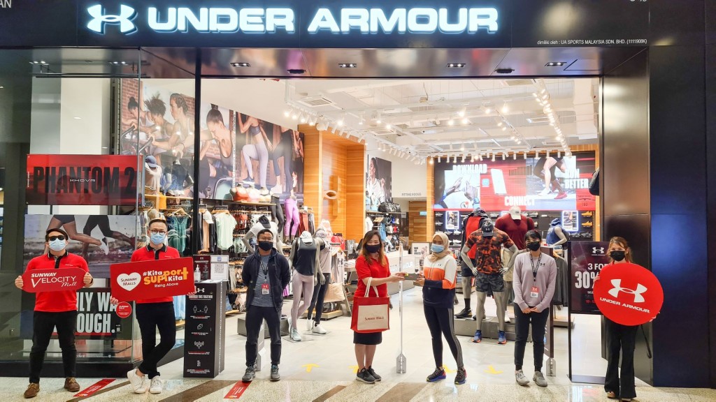 Phang (centre) greeting the VeloHeroes of the mall.