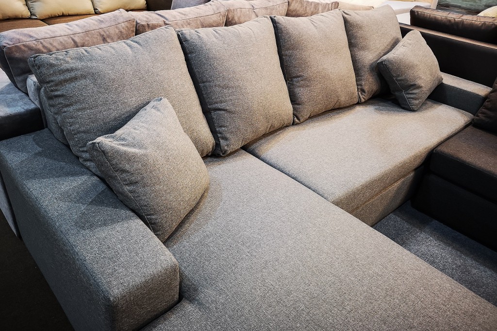 Minimalist look with the same shade.