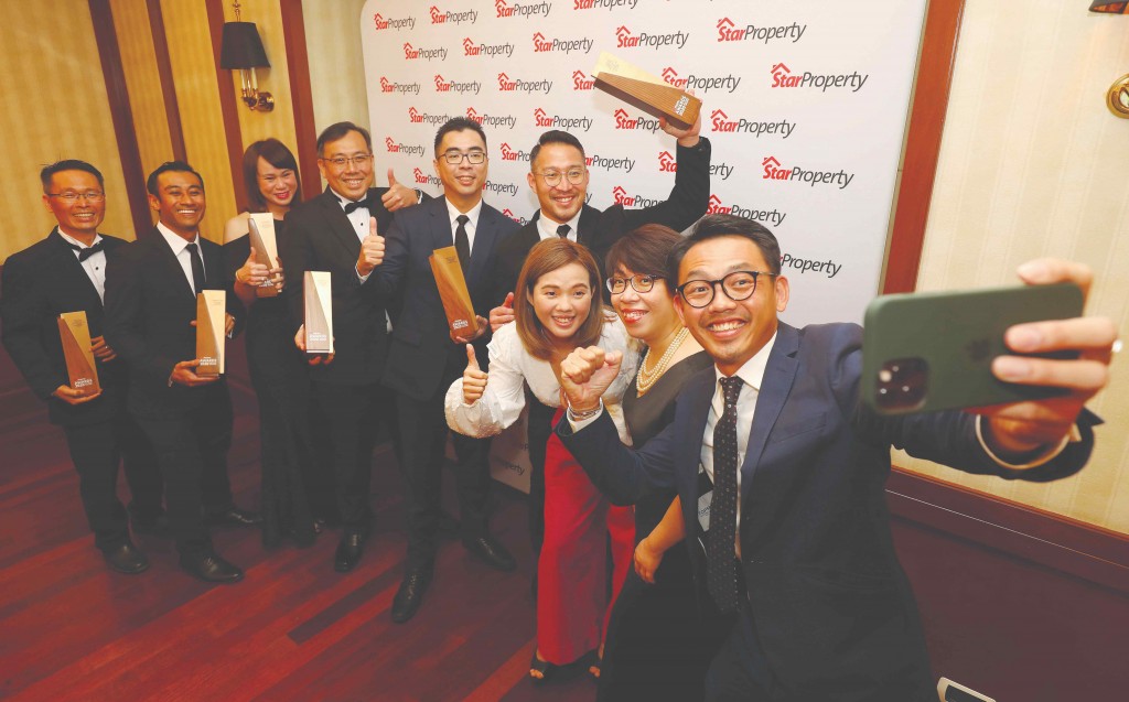 It’s a big win for Gamuda Land and chief operating officer Aw Sei Cheh- (5th from left) celebrates with a team wefie.