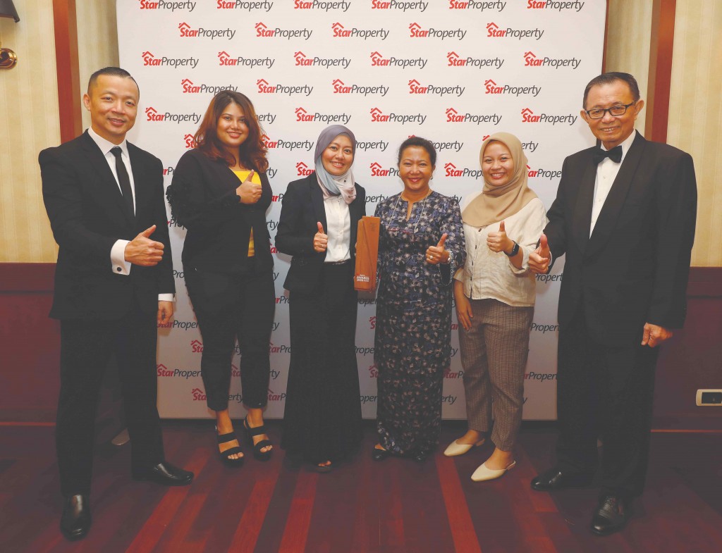 It’s all thumbs up for Glomac as marketing and sales senior manager Nor Afzan Rahmat Ali (3rd from left) poses with her team, flanked by Fu (right) and Yap (left).