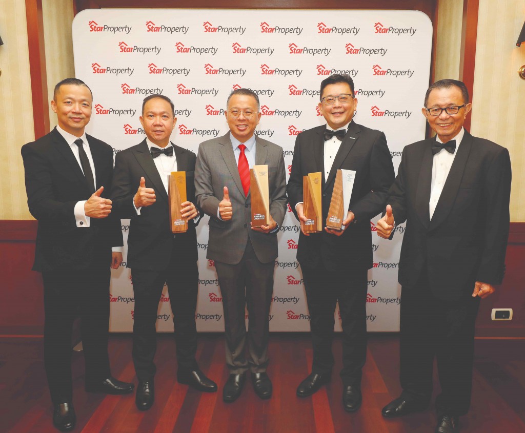 It’s all thumbs up for IJM Land for (from 2nd left) central region senior general manager Datuk Hoo Kim See, managing director Edward Chong and Bandar Rimbayu senior general manager Chai Kian Soon as they are joined by Fu (right) and Yap (left).