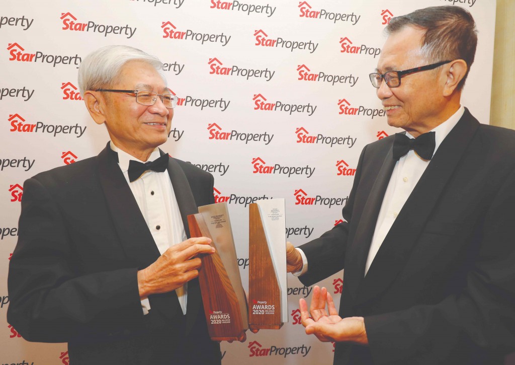Fu presenting the trophies to Linbaq Holding chairman Tan Sri Lau Yin Pin @ Lau Yen Beng (left).