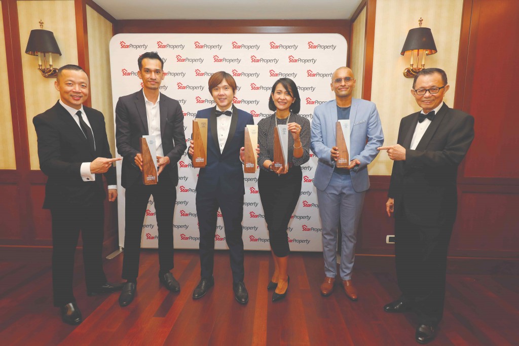 It’s a big win for MRCB as group chief operating officer Kwan Joon Hoe (3rd from left) and his team (from 2nd left) corporate communications executive Shazmyir Abdul Rahman, corporate communications senior manager Haridas Sivadas and corporate communications general manager Noreen Sabrina Mohd Noor hold up their trophies. Looking on are Fu (right) and Yap (left).