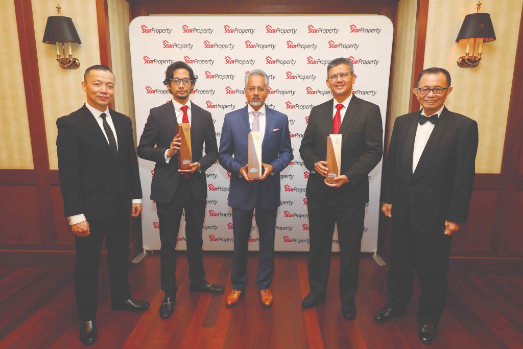 Sime Darby Property group managing director Datuk Azmir Merican (centre) and his team show their trophies as Fu (right) and Yap (left) look on.