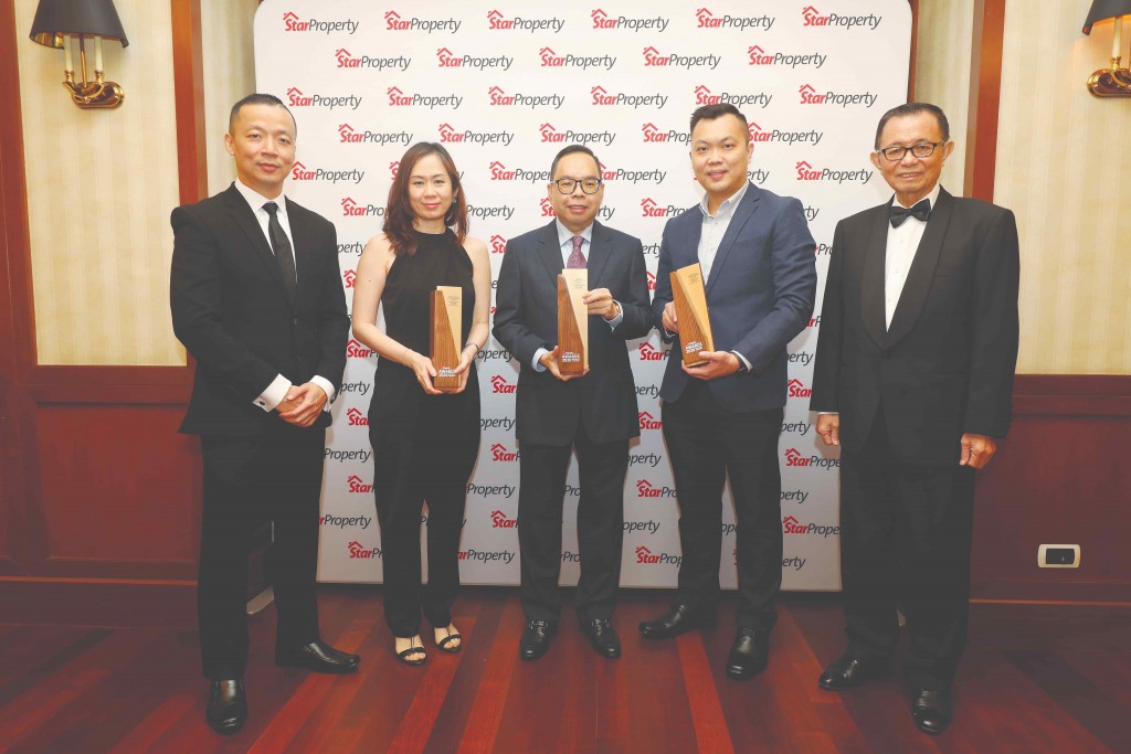 Skyworld founder and group managing director Datuk Ng Thien Phing (centre) and his team happily display the trophies as Fu (right) and Yap (left) look on.
