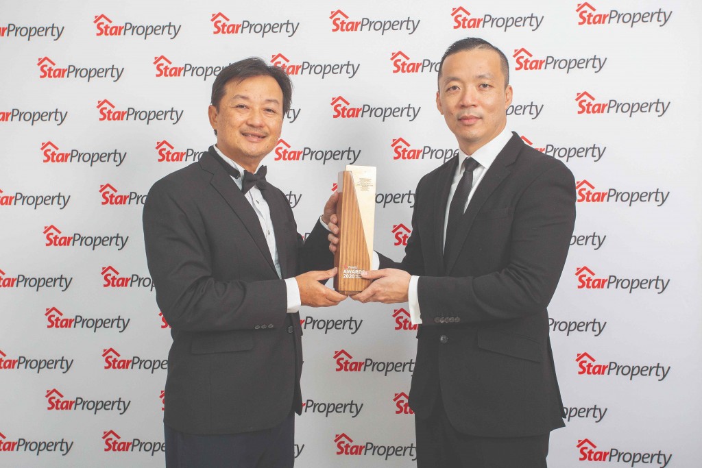 Receiving the award from Yap (right) for Horizon Hills, a joint venture between Gamuda Land and UEM Sunrise, is Gamuda Land general manager Jim Woon.