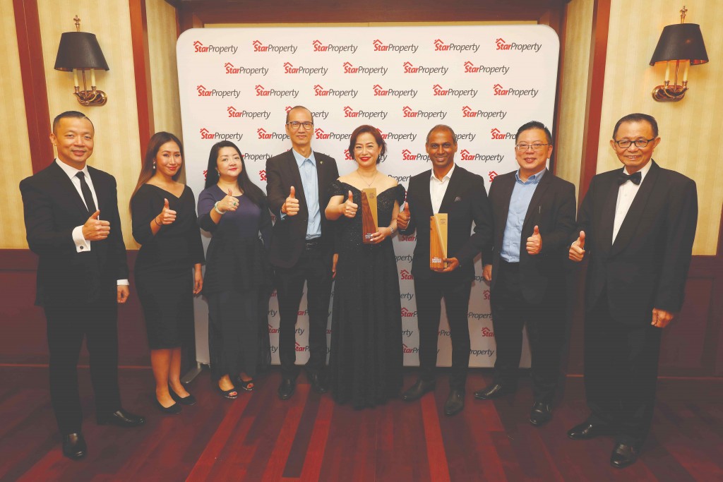 Tropicana Corporation sales and marketing managing director Joanne Lee (4th from right) and her team, flanked by Fu (right) and Yap (left), celebrate their win.