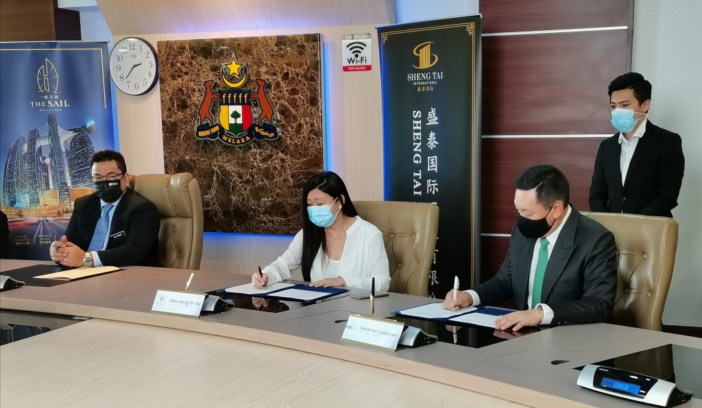 (From left) Melaka chief minister Datuk Seri Sulaiman Md Ali witnessing the signing between Leong and Lim.