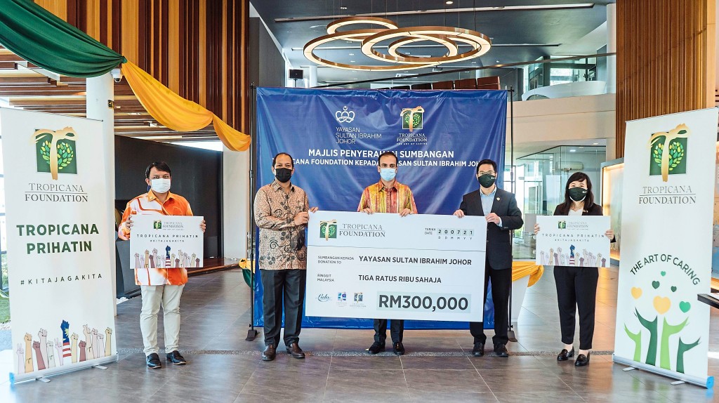 Donation of RM300,000 to Yayasan Sultan Ibrahim Johor (From left) Yayasan Sultan Ibrahim Johor senior executive Shah Reza Md Kanafe, CEO Fadhly Suffian Laili and Trustee of Board Avinderjit Singh holding the  placards with Tropicana group CEO Lee Han Ming and southern region managing director Karen Lee.