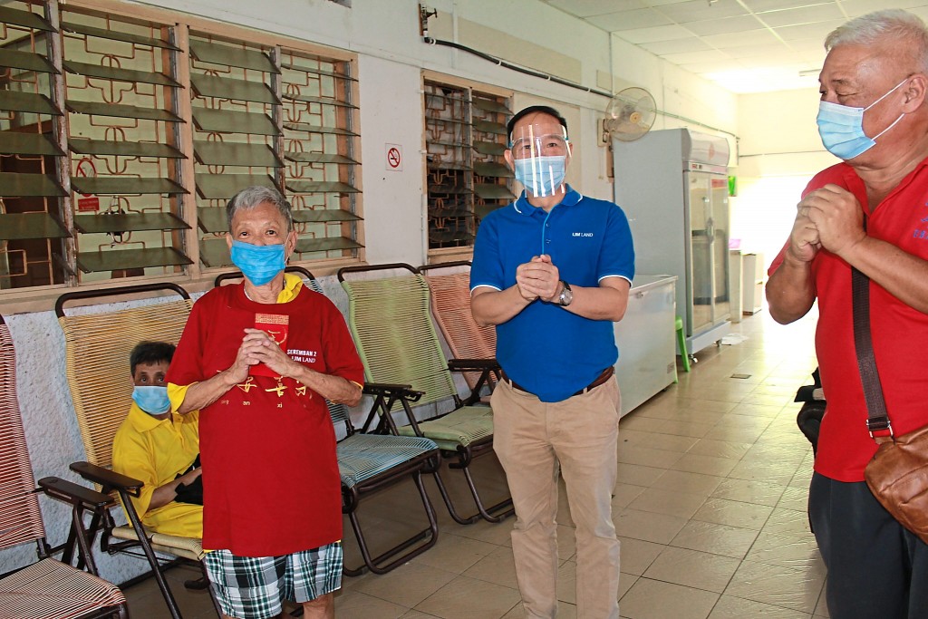 Hoo (centre) wishing the elderly a happy Chinese New Year during their New Year, New Hope CSR  programme in January to kick start their initiatives to keep the community’s spirits up during the  pandemic.