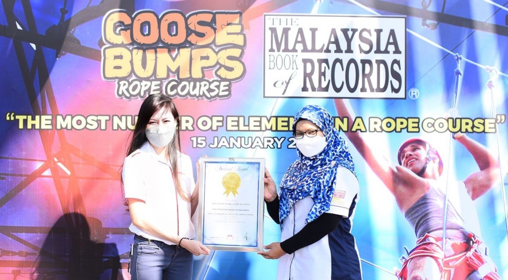 Siti Hajar (right) presenting the certification to Gamuda Land.