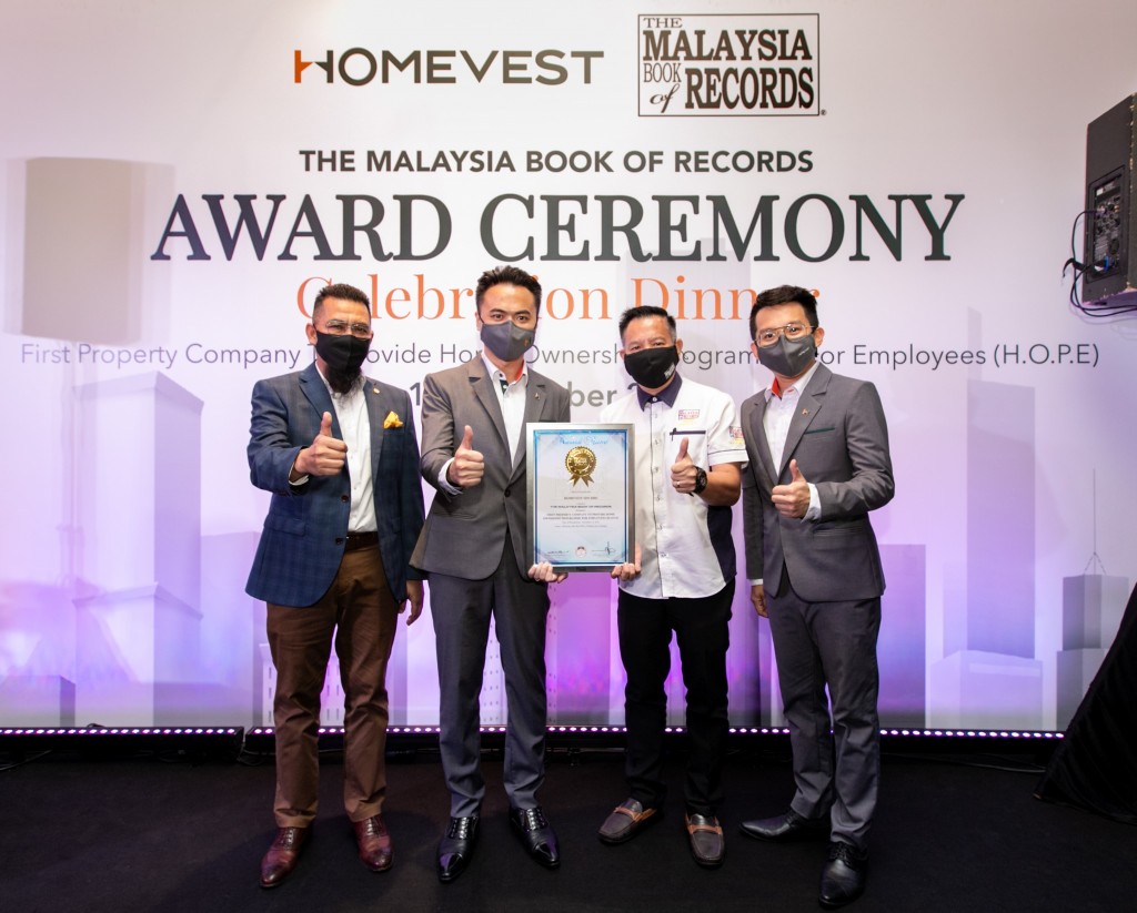 Giving the thumbs up for the feat are (from left) Faizal, Lim, Malaysia Book of Records senior record consultant Edwin Yeoh and Low.