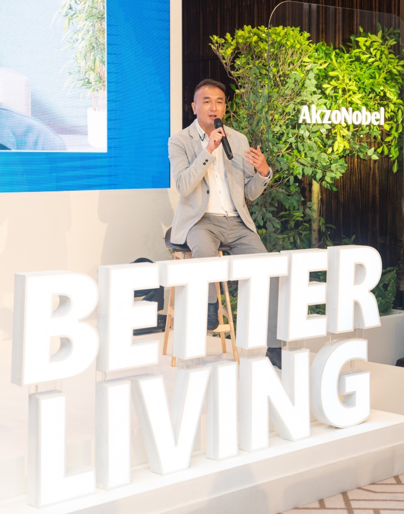 Tham answering enquiries from the attendees. 