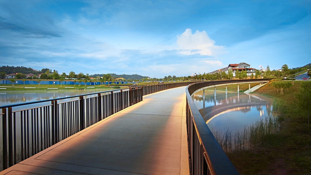 The 38.8-acre Emerald Rawang Central Park comes with lakes, vast open spaces and varieties of facilities that aim to promote active living and outdoor leisure time among the community.