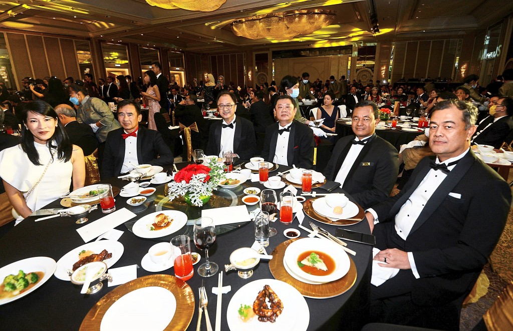 Smile for the photographer: (From left) Star Media Group senior general manager Corinne Chieng, Matrix Concepts chief executive officer Leong Jee Van, JKG Land managing director Datuk Teh Kean Ming and director Datuk Sri Eddie Tan Han Chuan, and UDA Holdings chief executive officer Mohd Salem Kailany and property development group chief operating officer Noor Azmi Salleh.
