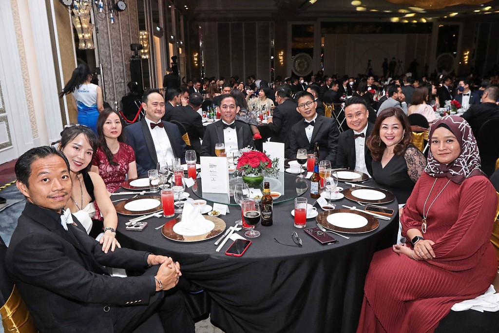 A night of gathering: (From left) Posh Homes chief executive officer Datuk Francis Liew Kim Choong and spouse, Rivertree group managing director Datuk Simon David Leong (fourth left) and spouse, and Parkland Avenue group managing director Victor Tan (from fifth left),chief executive officer Jacky Toh, director Alan Tee and general manager Jocelyn Wee as well as Star Media Group client brand marketing general manager Juniza Yasmin Hussein.