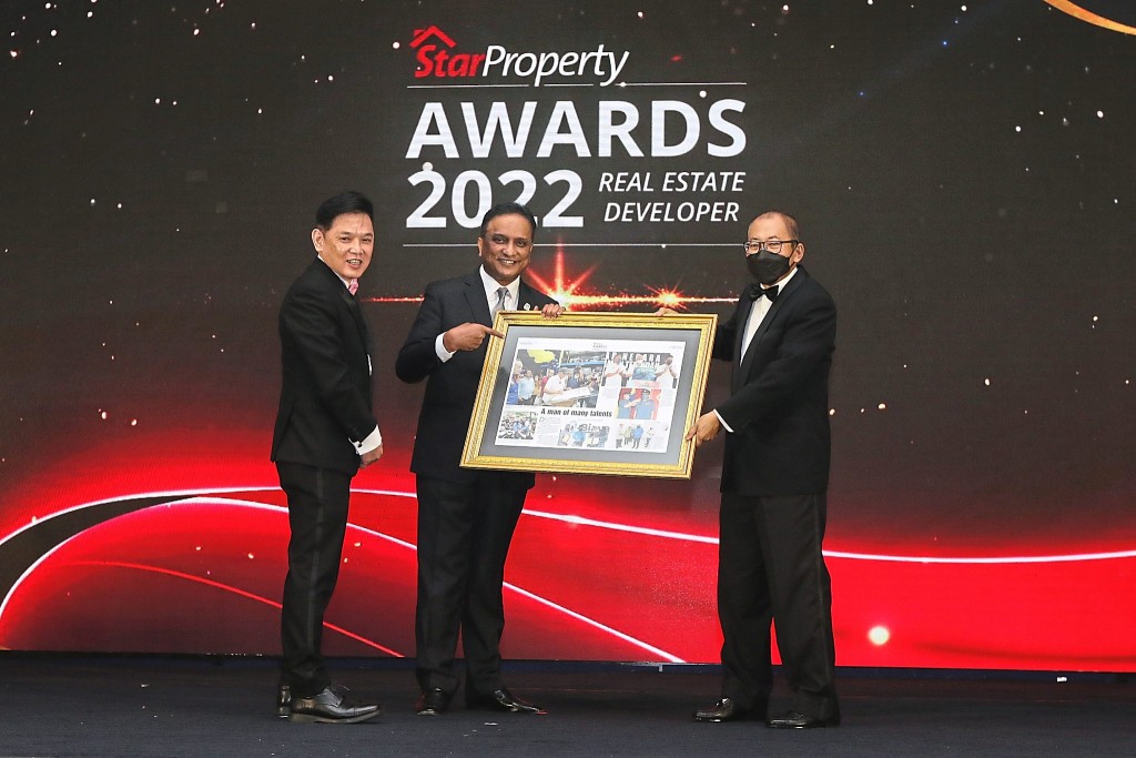 Star Media Group (SMG) chairman Tan Sri Chor Chee Heung (right) presenting a souvenir to Housing and Local Government Minister Datuk Seri Reezal Merican Naina Merican as SMG group chief executive officer Alex Yeow (left) looks on.