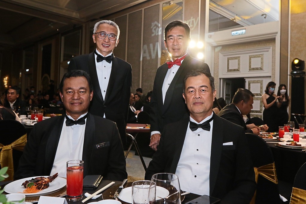 OSK Group chief executive officer Ong Ghee Bin (standing, left), Matrix Concepts Holdings property development chief executive officer Leong Jee Van (standing, right), UDA Holdings chief executive officer Mohd Salem Kailany (seated, left) and property development chief operating officer Noor Azmi Salleh taking a group photo together.
