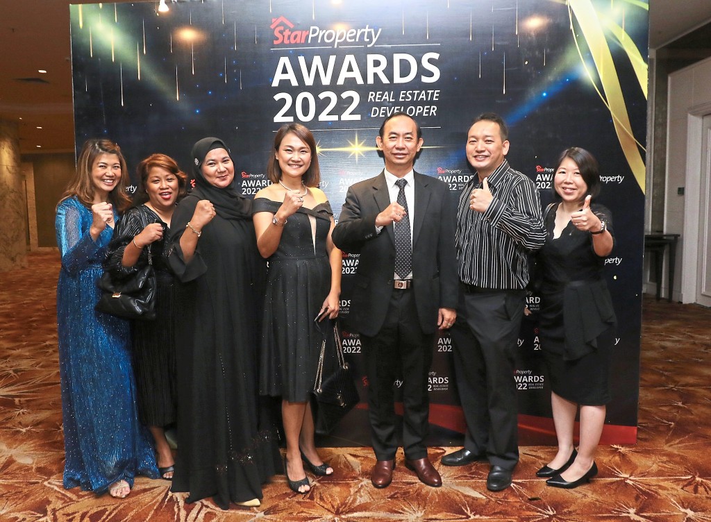 Hong Leong Industries group managing director Datuk Jim Khor Mun Wei (third from right) and managing Sally Cheng (centre) and their team giving the thumbs up to the event.