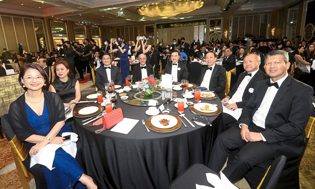 Say cheese to the photographer: (From left) Star Media Group chief business officer Lydia Wang, Tropicana Corporation Bhd senior managing director Joanne Lee and deputy chairman Lee Han Ming, IJM Land CEO Datuk Wong Tuck Wai, IOI Properties CEO Datuk Voon Tin Yow, IJM Land Bhd senior general manager Datuk Hoo Kim See, IOI Properties chief operating officer Lim Beng Yeang and Sime Darby Property CEO Mohd Sohimin Mohd Alayedin at the StarProperty Awards